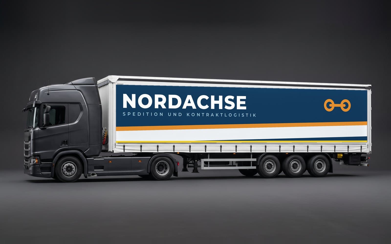 Sattelzug mit Planenmotiv der erfundenen Spedition Nordachse in dunkelblau, orange und weiß, aufgenommen in einem Studio